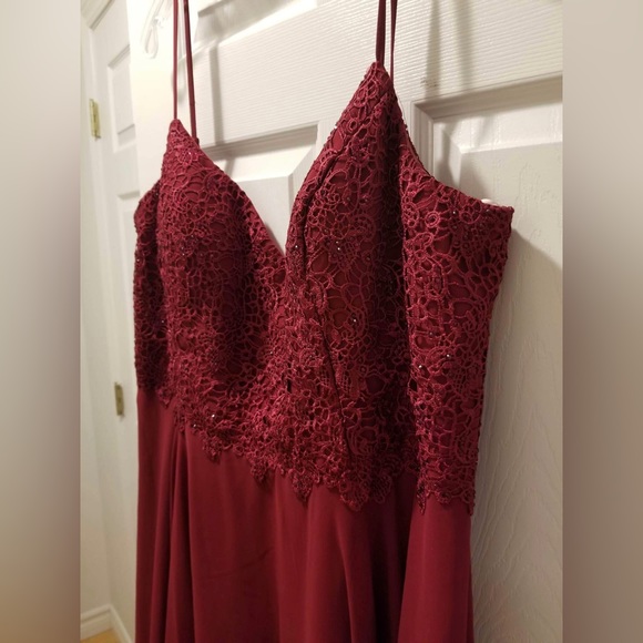 GORGEOUS FORMAL DRESS - Picture 2 of 4